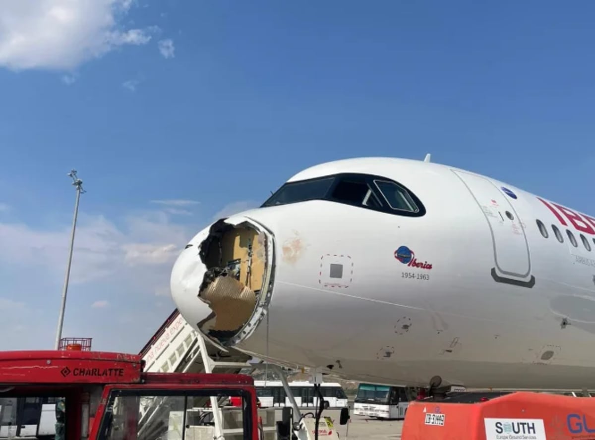 Morro de avión de Iberia gravemente dañado tras impacto con ave en Madrid-Barajas