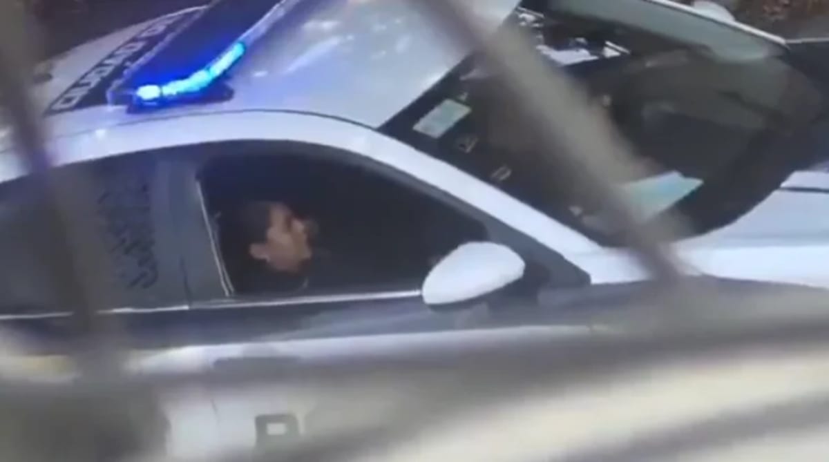 Patrulla de la policía de CDMX vista desde una ventana