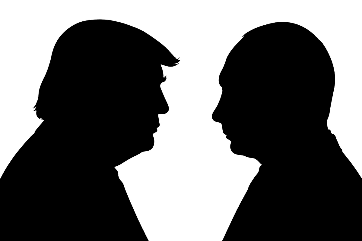 Siluetas negras de Trump y Putin enfrentados de perfil sobre fondo blanco