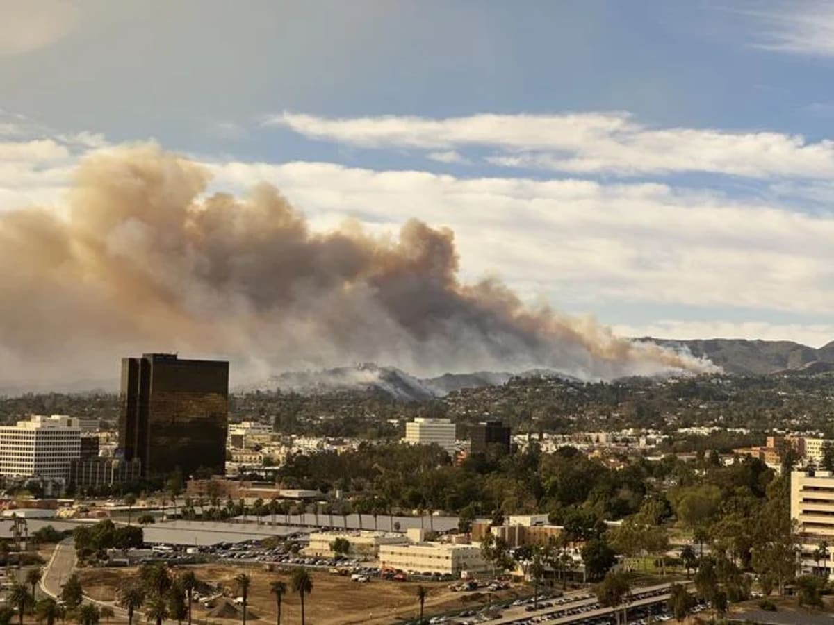 Nube de humo del incendio de Palisades cubriendo el cielo de Los Ángeles el 8 de enero de 2025