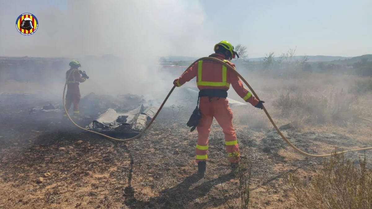 Bomberos del Consorcio Provincial de Valencia sofocando el incendio provocado por el accidente de una avioneta en Requena