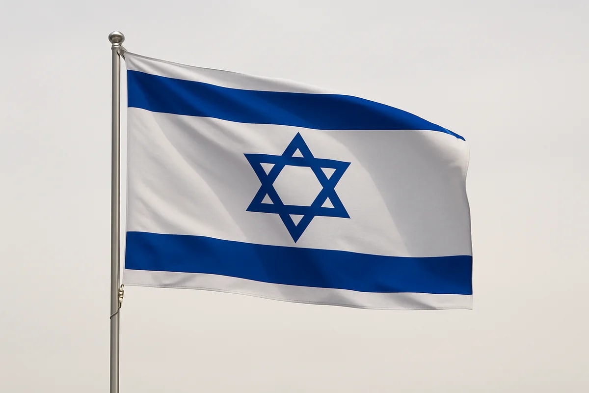 Bandera de Israel ondeando al viento sobre fondo claro