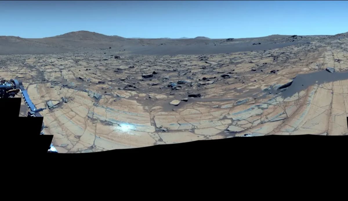 Área marciana 'Falbreen' con cielos azules y abrasión rocosa, captado por el rover Perseverance el 26 de mayo de 2025