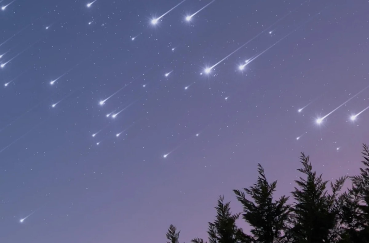 Lluvia de meteoros iluminando el cielo nocturno junto a la Luna creciente