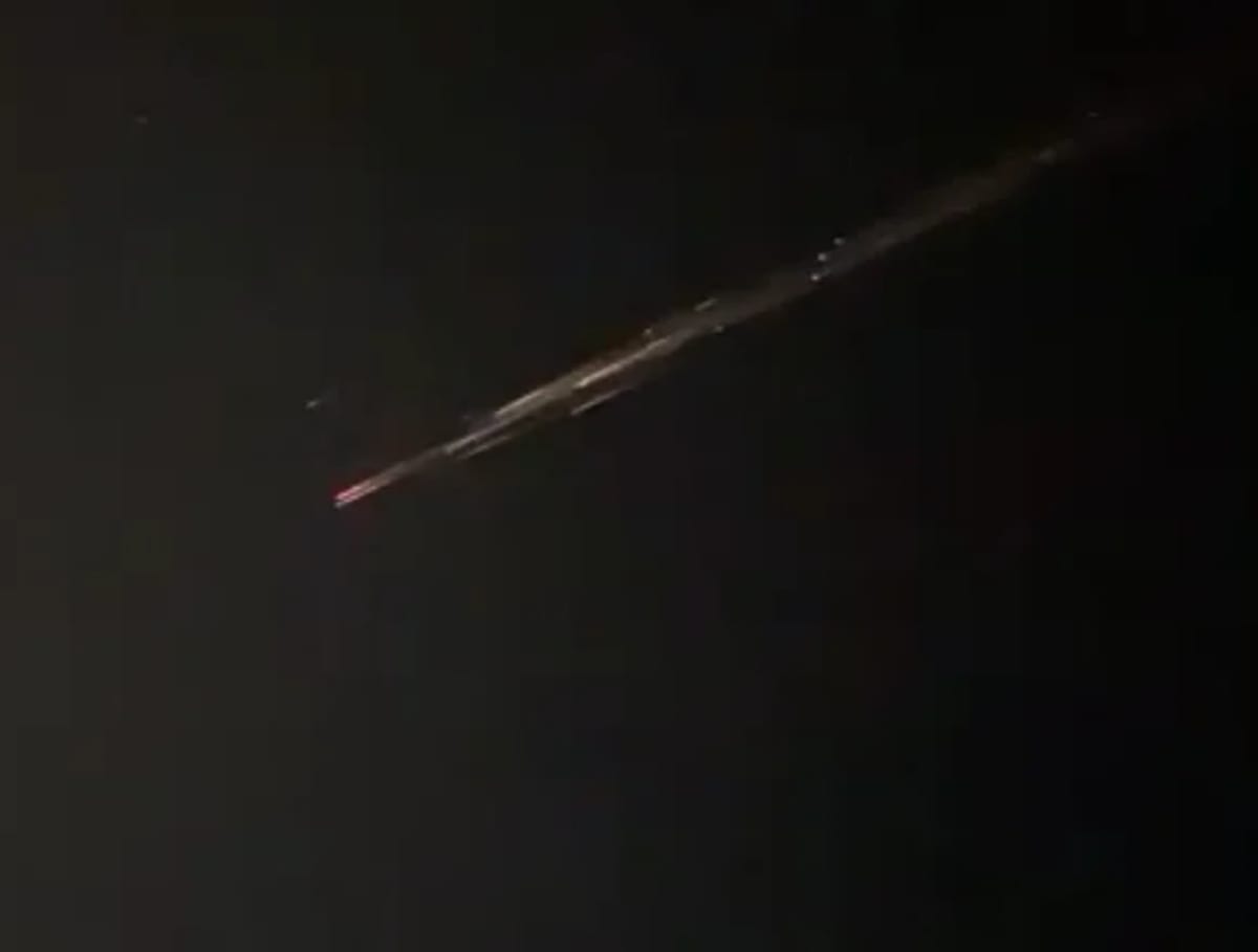 Restos incandescentes de un cohete chino Jielong-3 desintegrándose en el cielo nocturno de España