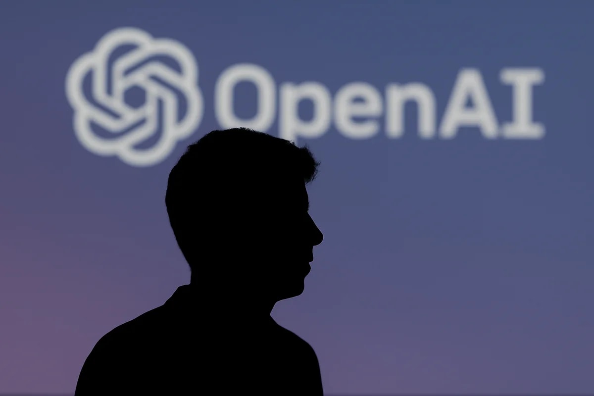 Silueta negra de Sam Altman sobre un fondo con el logo de OpenAI desenfocado