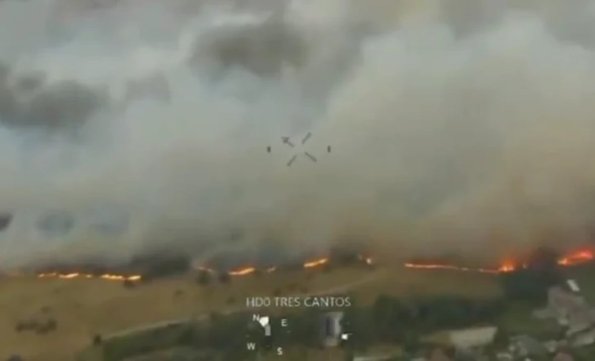 Incendio forestal en Tres Cantos visto desde el aire con una densa columna de humo