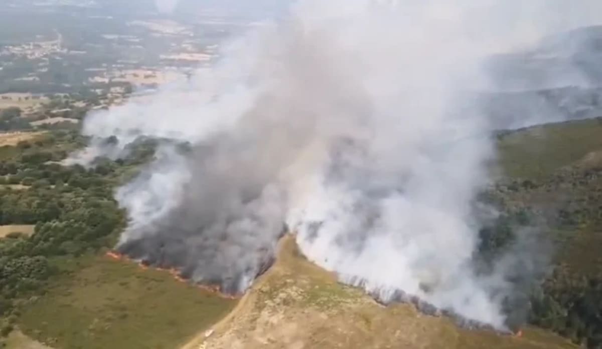 Columna de humo y llamas de un incendio forestal en Ourense. Imagen real proporcionada por ATBRIF.
