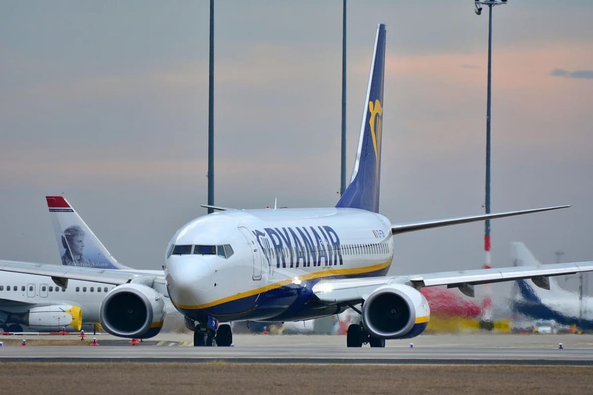 Avión de la aerolínea Ryanair desplazándose por la pista