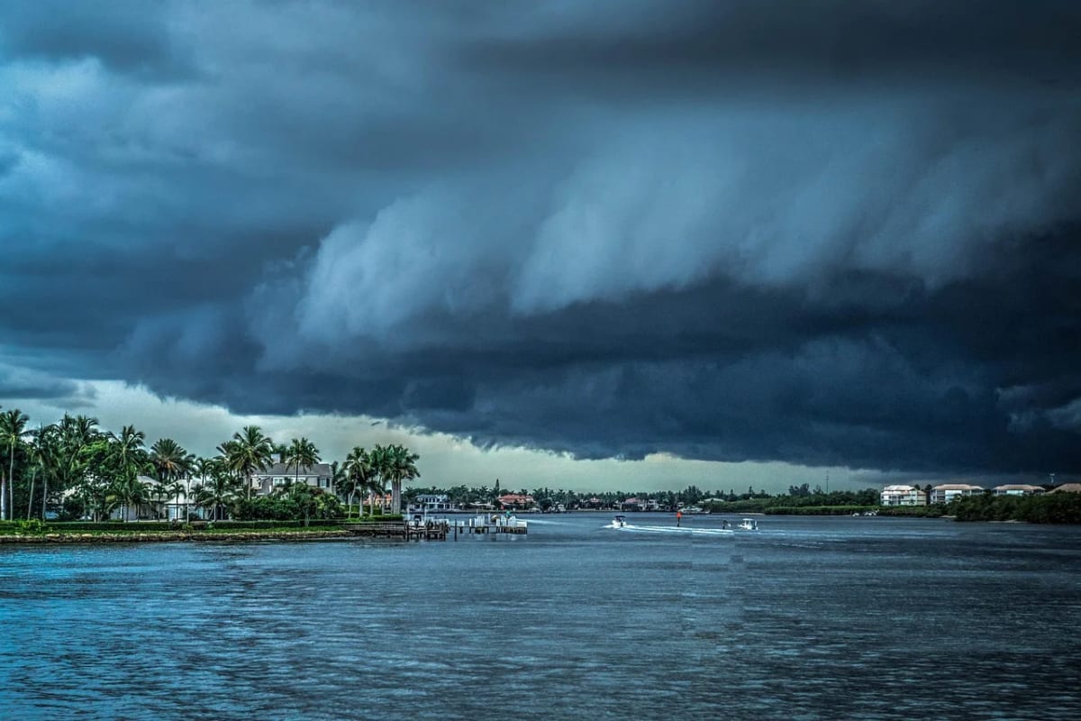 Nube densa de tormenta tropical acercándose a la costa