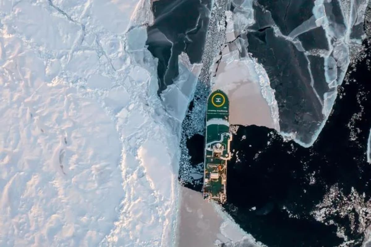 El buque de investigación RV Kronprins Haakon navegando entre el hielo marino del Ártico