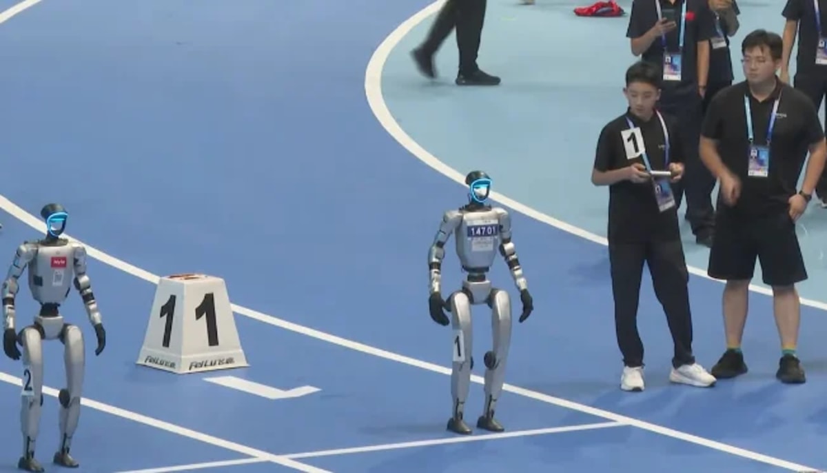 Robots humanoides en una pista de atletismo durante los Juegos Mundiales en Pekín
