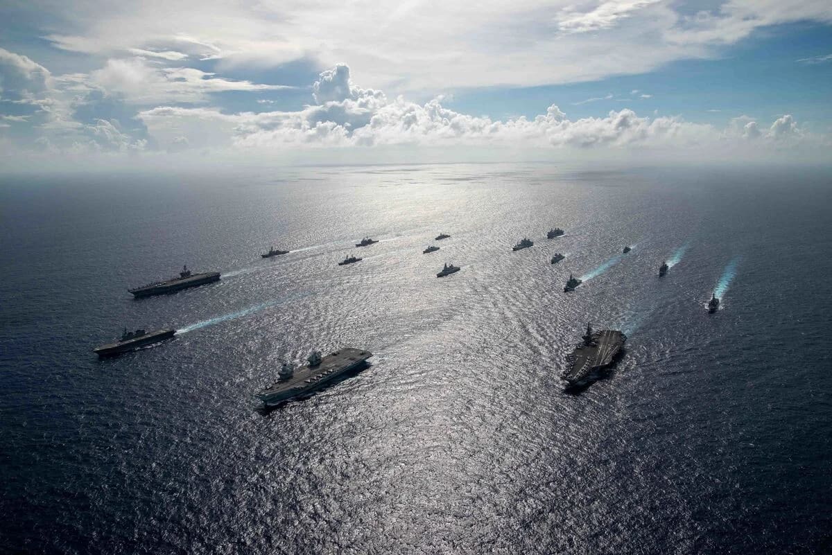 Buques de guerra de EE.UU. en maniobras navales