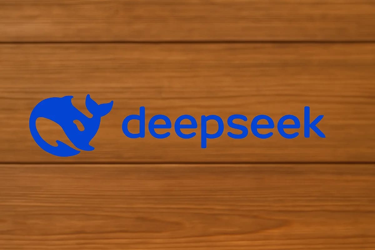 Logo de Deepseek en color azul sobre un fondo de madera
