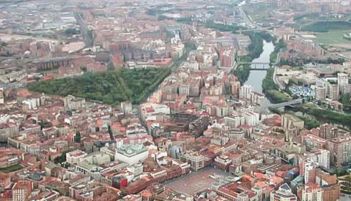 Vista panorámica aérea de la ciudad de Valladolid con sus edificios, el río Pisuerga y zonas verdes