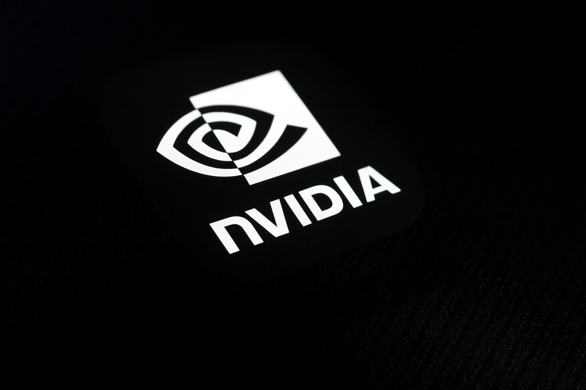 Primer plano del logotipo de NVIDIA iluminado sobre fondo negro