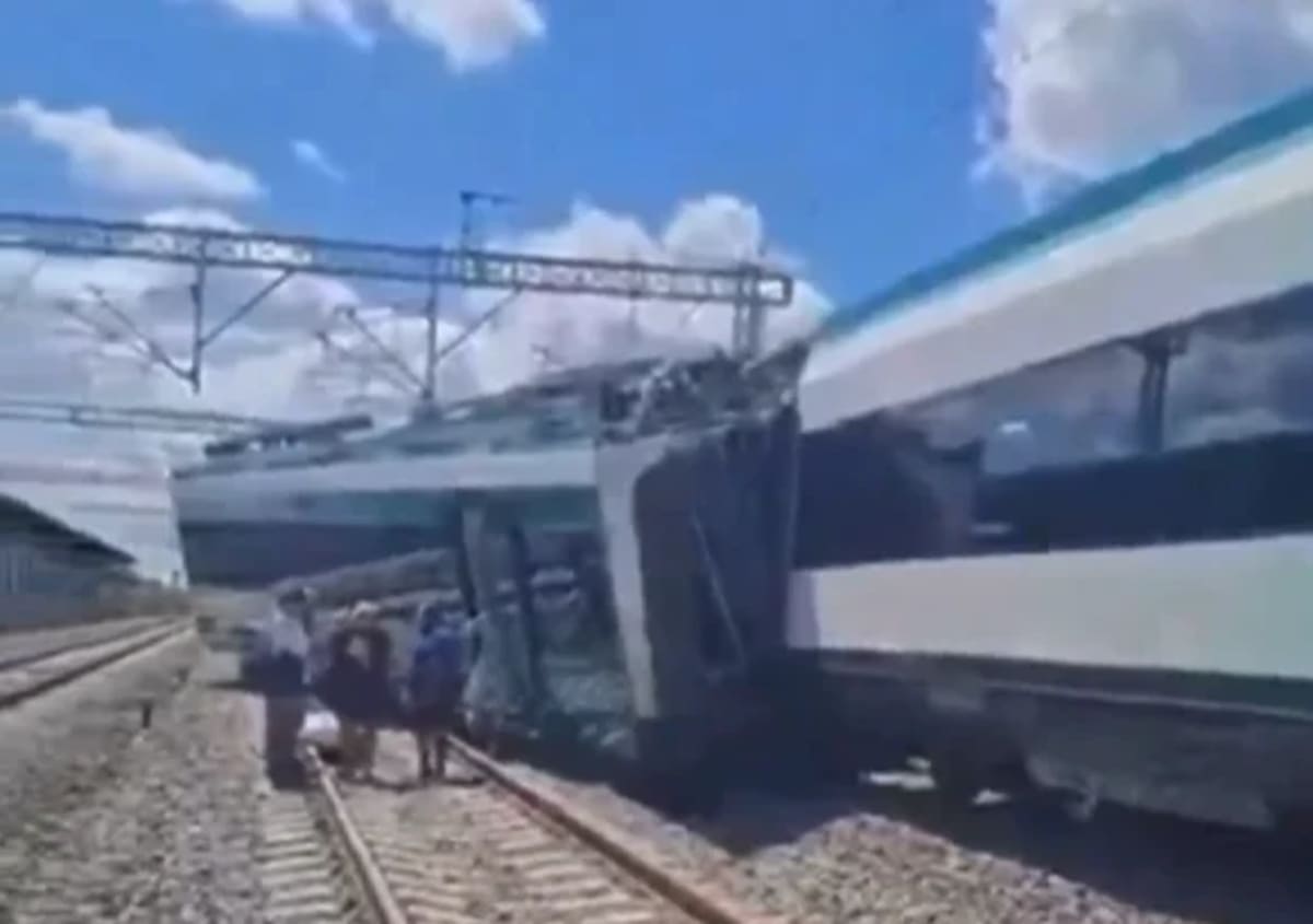Incidente ferroviario del Tren Maya en Izamal con vagones parcialmente desplazados