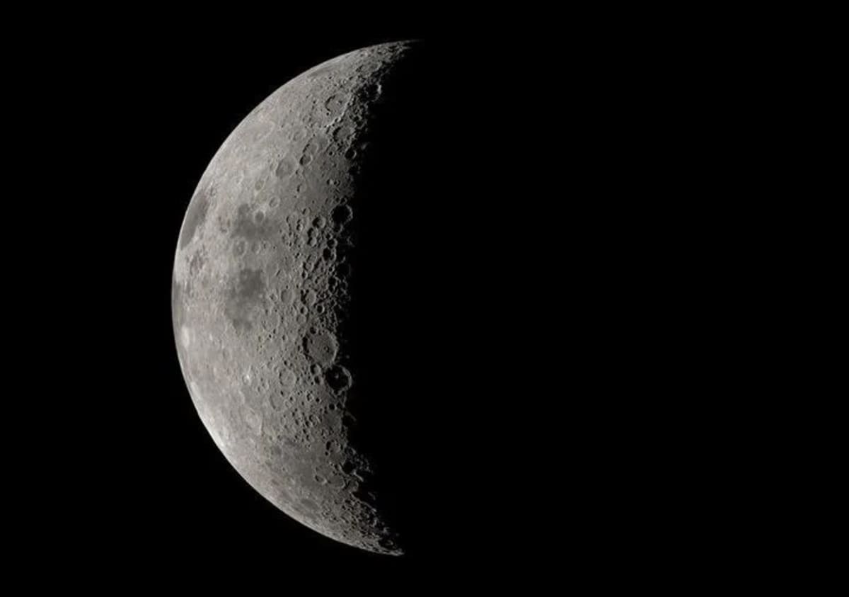 Hemisferio oriental de la Luna visto desde la trayectoria simulada de Artemis II