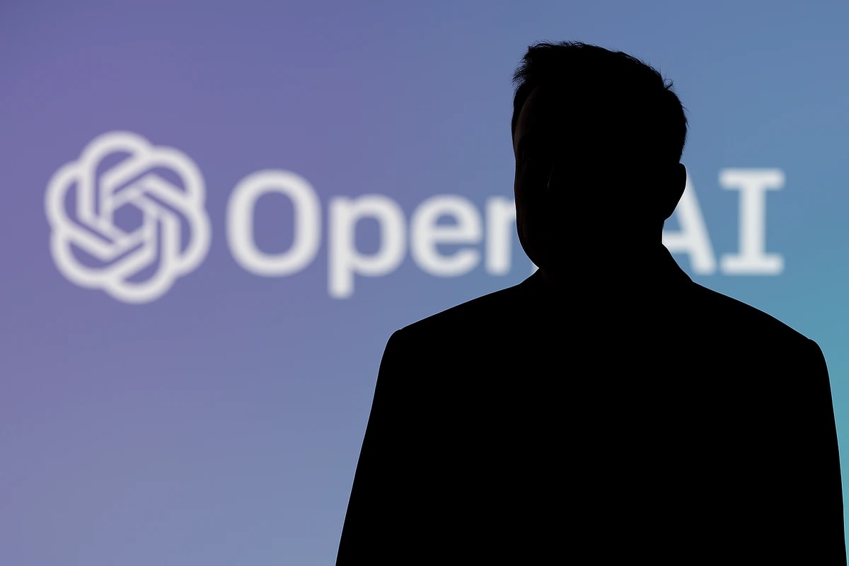 Silueta negra de Elon Musk frente al logo desenfocado de OpenAI en el fondo