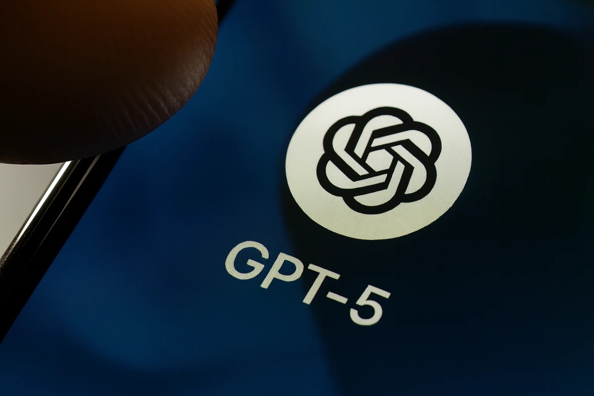 Primer plano de una pantalla de smartphone mostrando el logo de OpenAI con la etiqueta GPT-5 sobre un fondo azul brillante