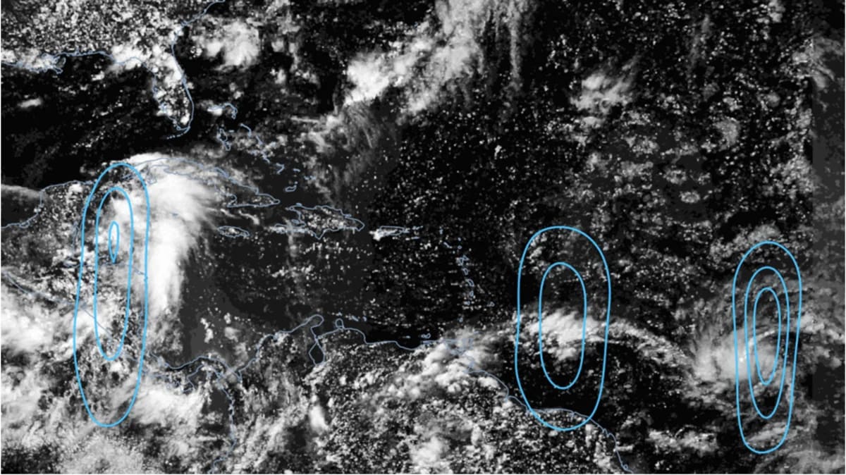 Imagen satelital de tres ondas tropicales en el Atlántico, una de ellas se convirtió en el huracán Beryl de categoría 5