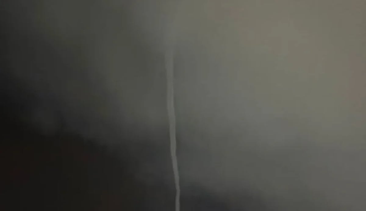 Columna de agua formándose durante la tromba marina en Boca del Río, Veracruz