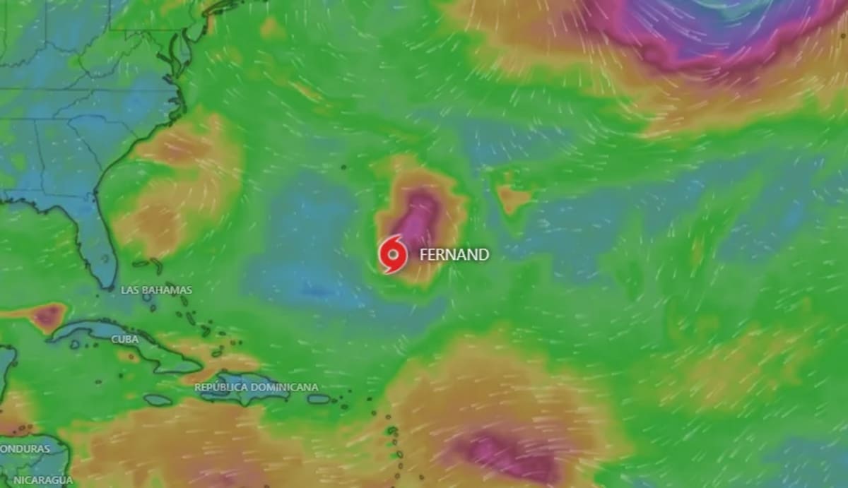 Mapa meteorológico que muestra la tormenta tropical Fernand en el Atlántico Norte cerca de Bermudas