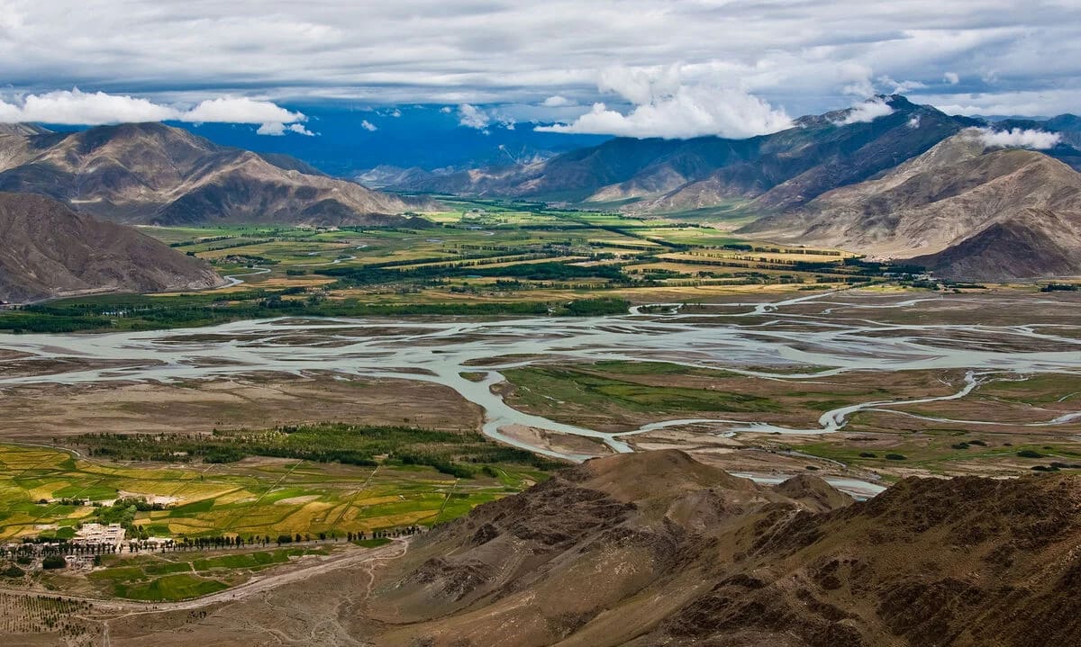 Vista panorámica del río Yarlung Tsangpo serpenteando entre los valles del Tíbet