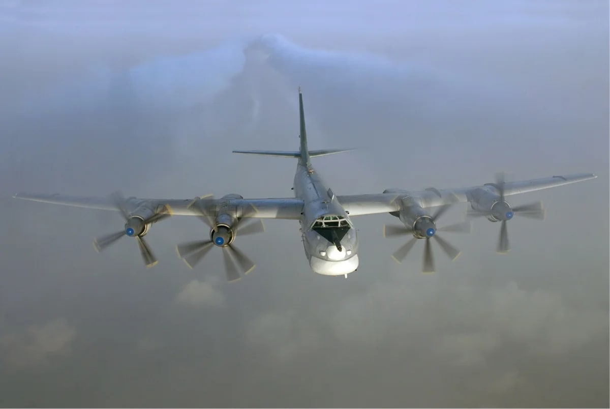 Avión estratégico ruso Tupolev Tu-95MS en vuelo a gran altitud