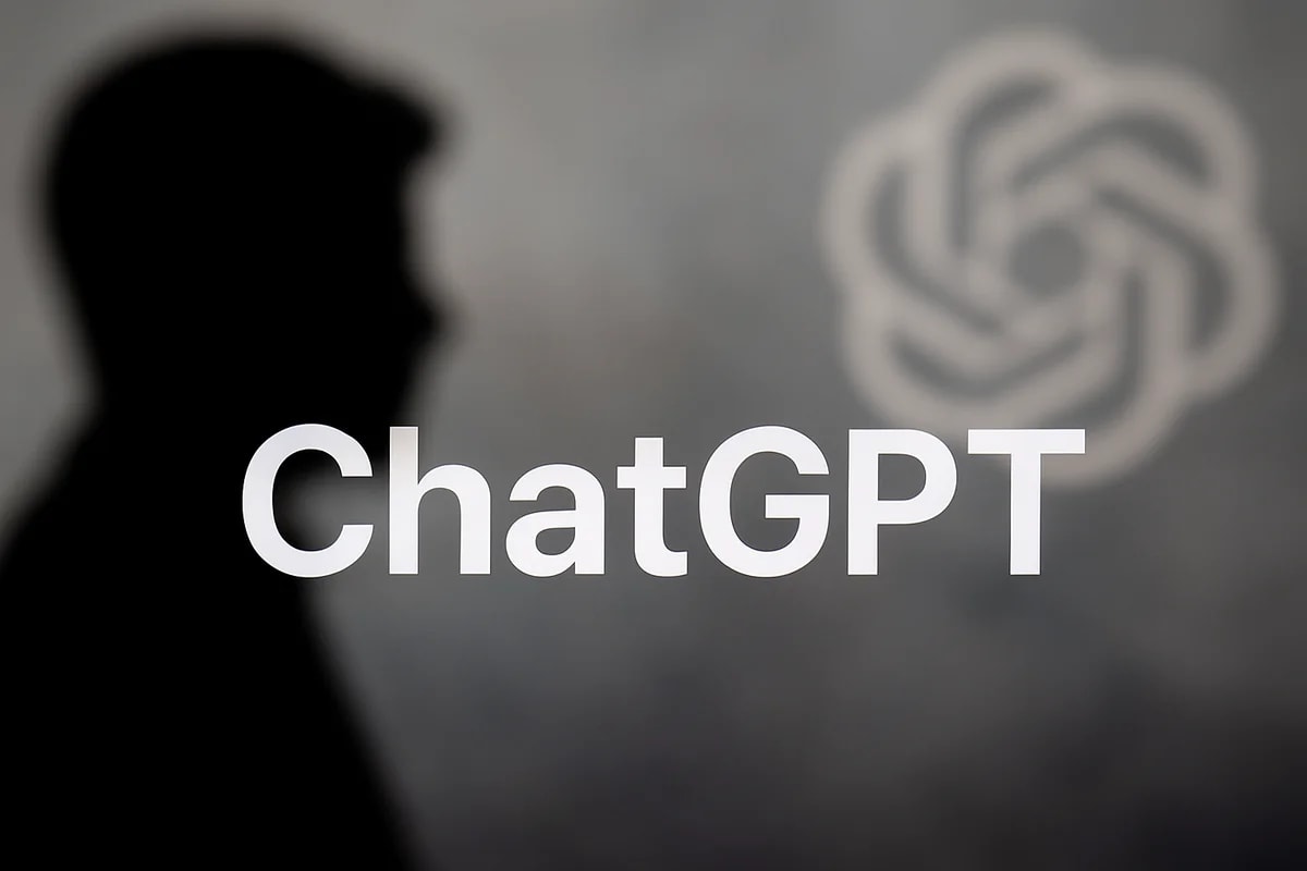 Composición conceptual con la silueta negra de Sam Altman a la izquierda y el logo de OpenAI en el fondo borroso, con la palabra ChatGPT nítida y centrada en primer plano