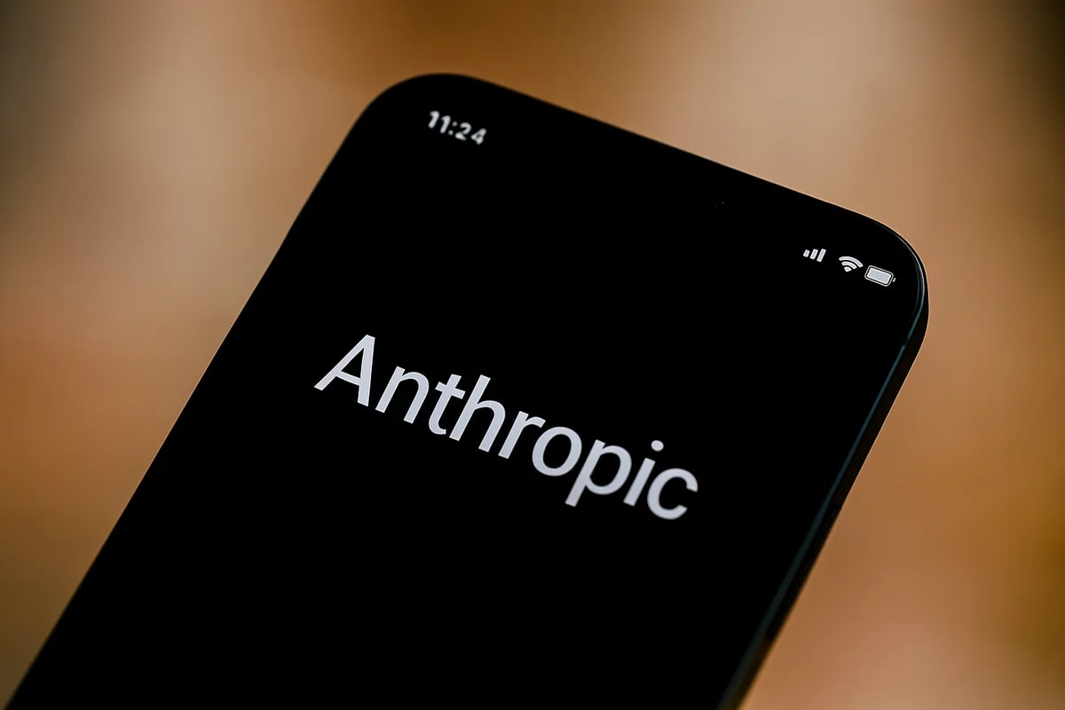 Teléfono inteligente mostrando en pantalla negra el texto Anthropic en letras blancas