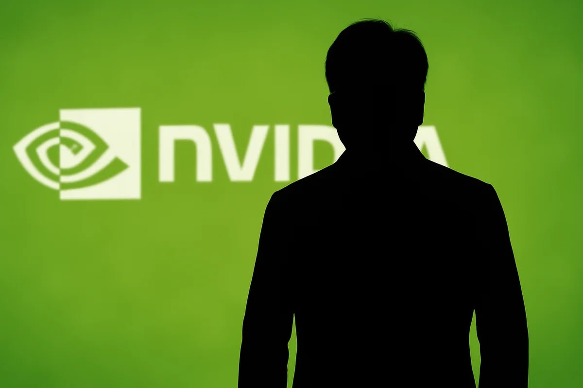 Silueta negra de Jensen Huang, CEO de NVIDIA, en primer plano sobre un fondo verde con el logotipo de NVIDIA ligeramente desenfocado