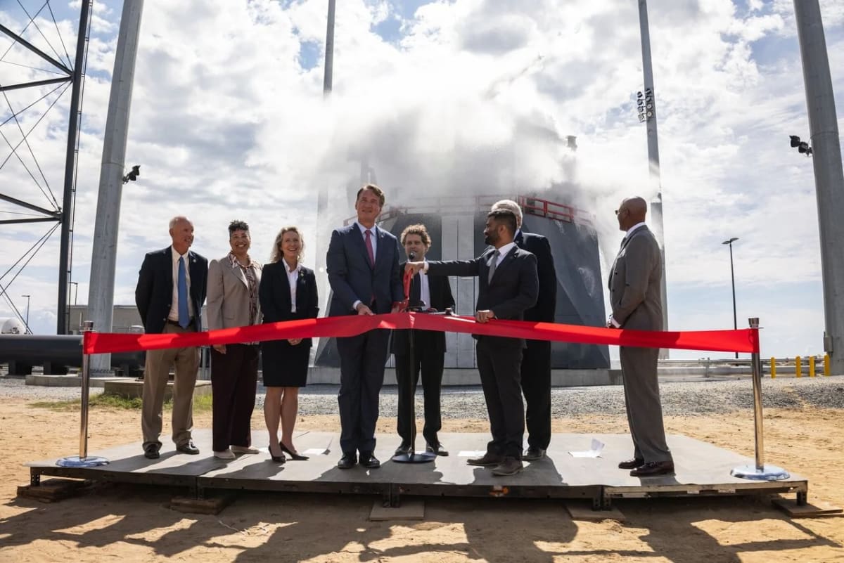 Autoridades de Rocket Lab y Virginia durante la apertura del nuevo Complejo de Lanzamiento 3 en Wallops Island