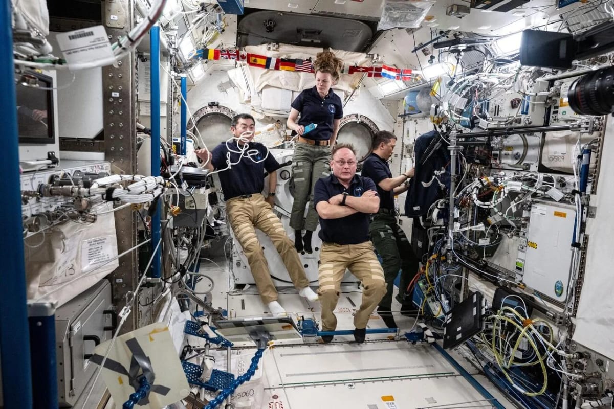 Astronautas de la NASA y JAXA reunidos en el módulo de laboratorio Kibo durante la Expedición 73