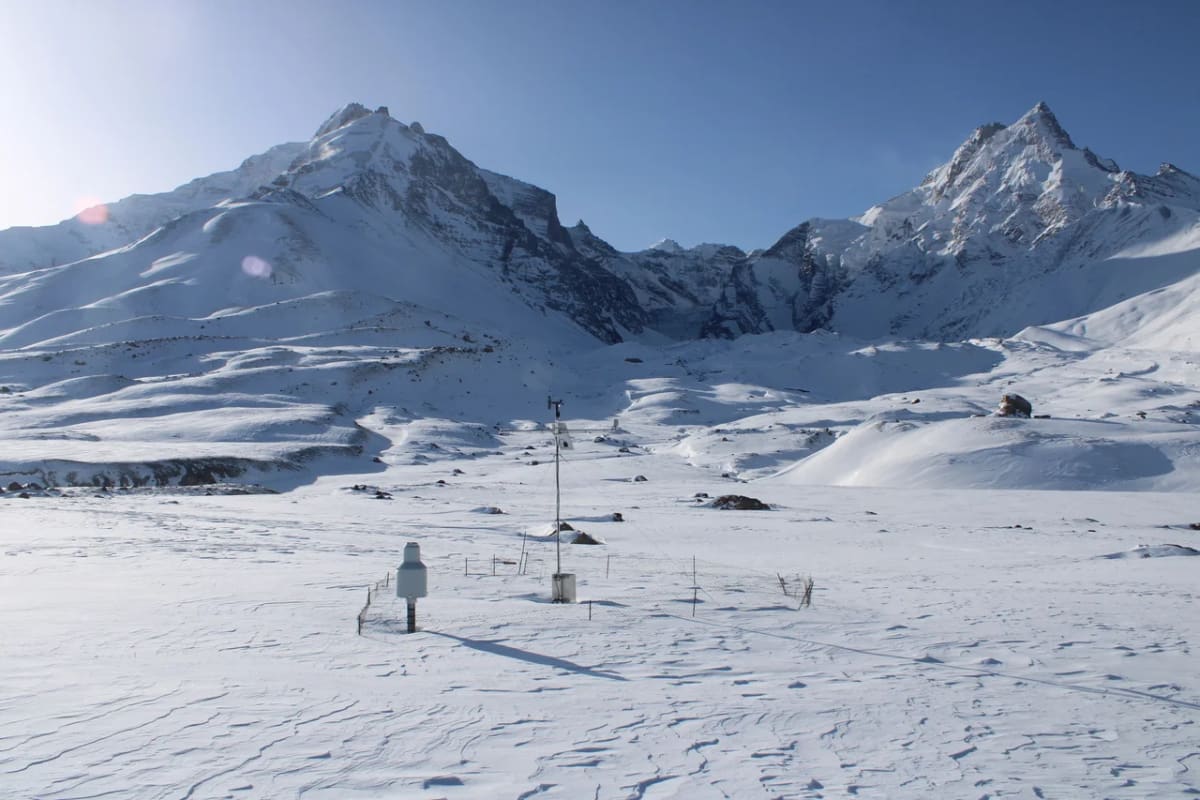 Paisaje nevado en el glaciar Kyzylsu, marzo de 2022
