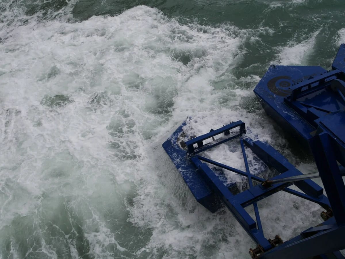 Flotadores de Eco Wave Power instalados en el rompeolas del Puerto de Los Ángeles para generar energía con olas