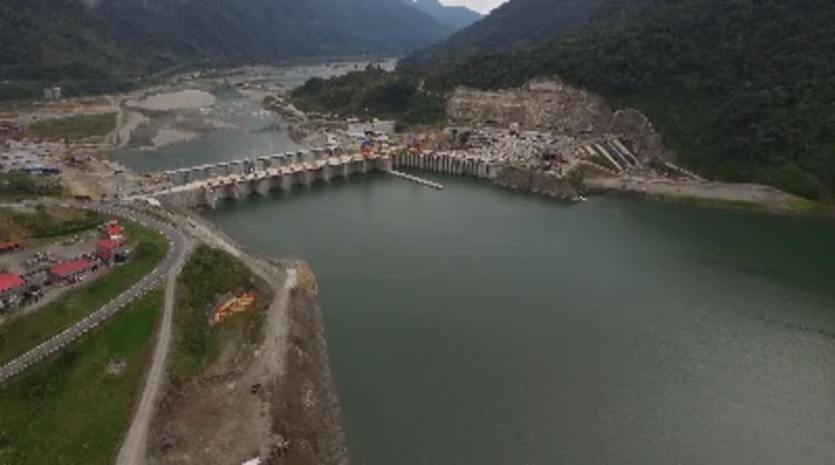 Presa de Coca Codo Sinclair en Ecuador, afectada por la sequía que redujo el nivel de agua en sus embalses