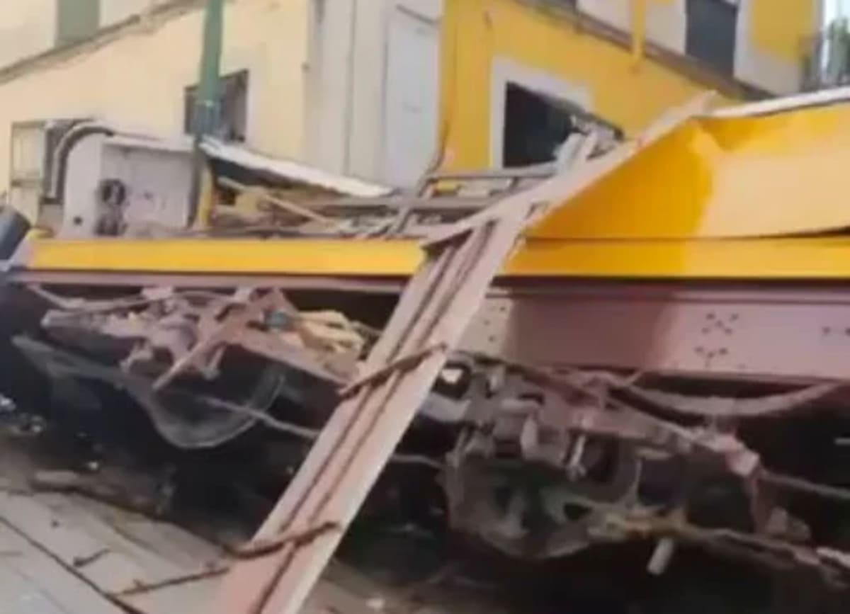Funicular Gloria de Lisboa destrozado tras descarrilamiento en una empinada cuesta
