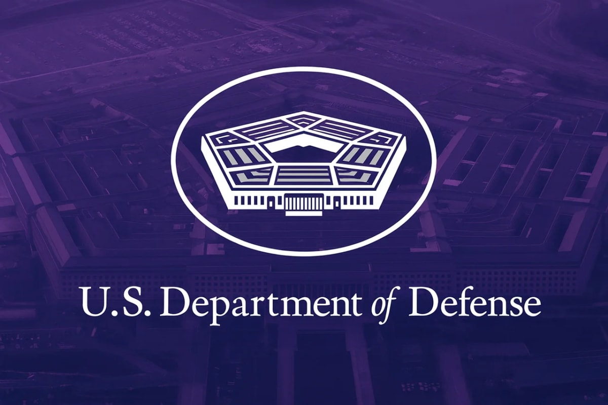Vista aérea del Pentágono con un filtro violeta y el logo del U.S. Department of Defense en primer plano