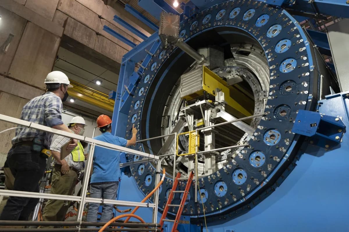 Proceso de instalación del calorímetro hadrónico interno dentro del núcleo del imán solenoide superconductor sPHENIX en el RHIC