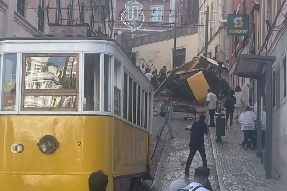 Restos del funicular Gloria tras el accidente en Lisboa