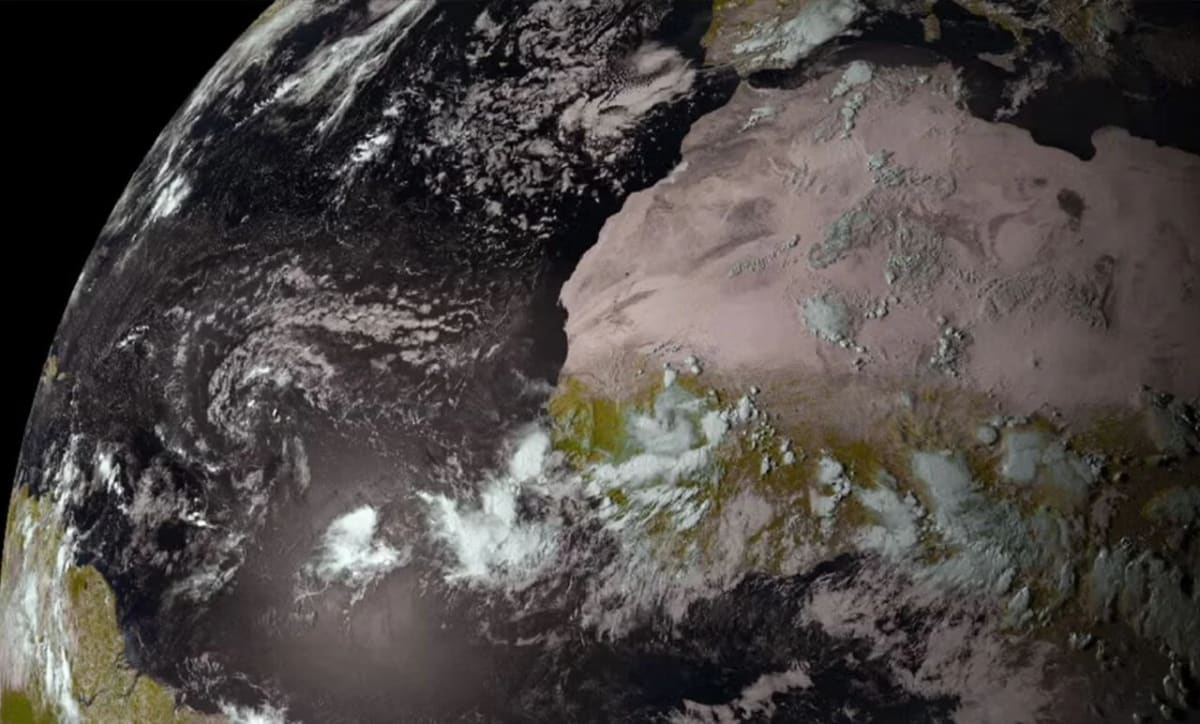 Ondas del este africanas avanzando desde África hacia el Atlántico registradas por el satélite Meteosat de segunda generación