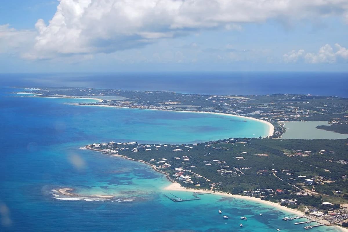 Vista aérea de la parte occidental de la isla de Anguila con la terminal de ferry de Blowing Point y varias bahías visibles