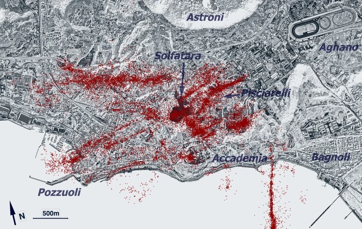 Mapa de terremotos registrados entre 2022 y 2025 en la región de Pozzuoli-Campi Flegrei cerca de Nápolessecundario