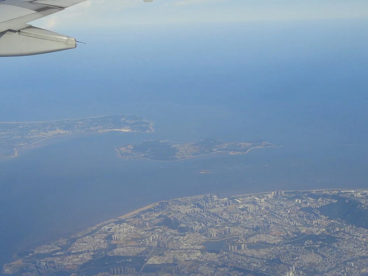 Vista aérea del Estrecho de Taiwán con Xiamen en China continental y las islas Kinmen en primer plano