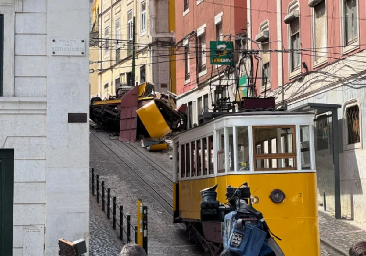 Restos de un vagón del funicular Gloria en Lisboa tras el accidente