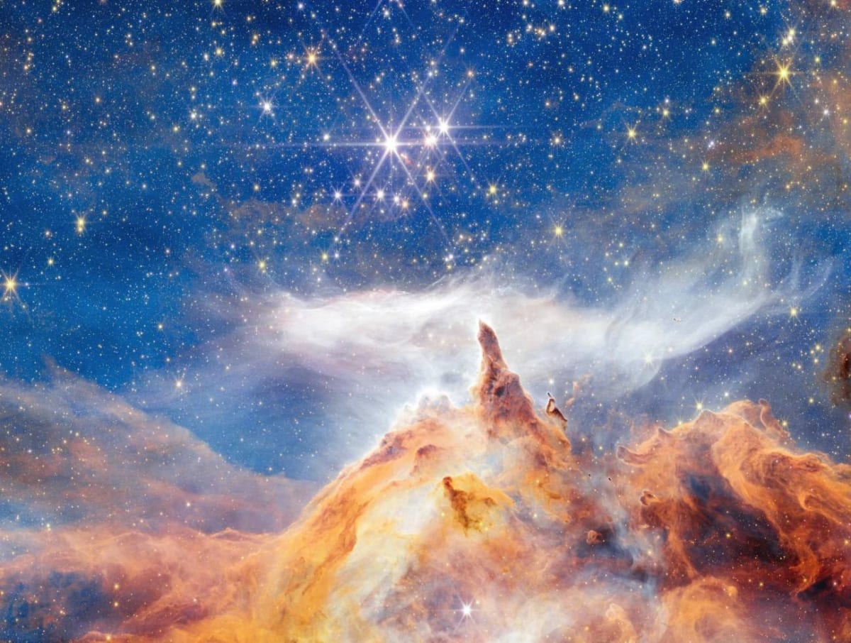 El cúmulo estelar Pismis 24 ubicado dentro de la Nebulosa de la Langosta, con brillantes estrellas azules y nubes de gas interestelar en la constelación de Escorpio