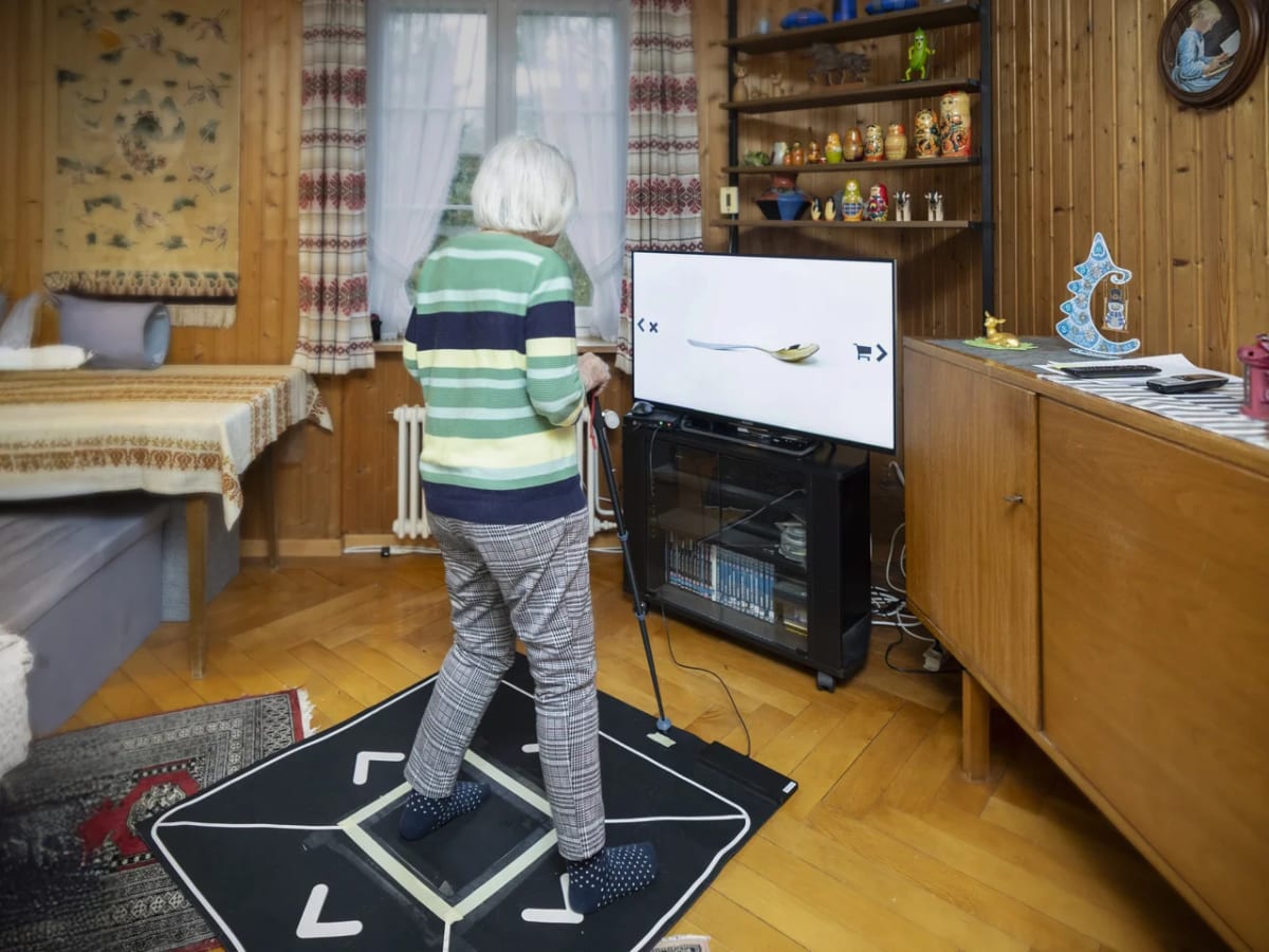 Participante de un estudio validando con un gesto lateral que el producto estaba incluido en la lista de compras