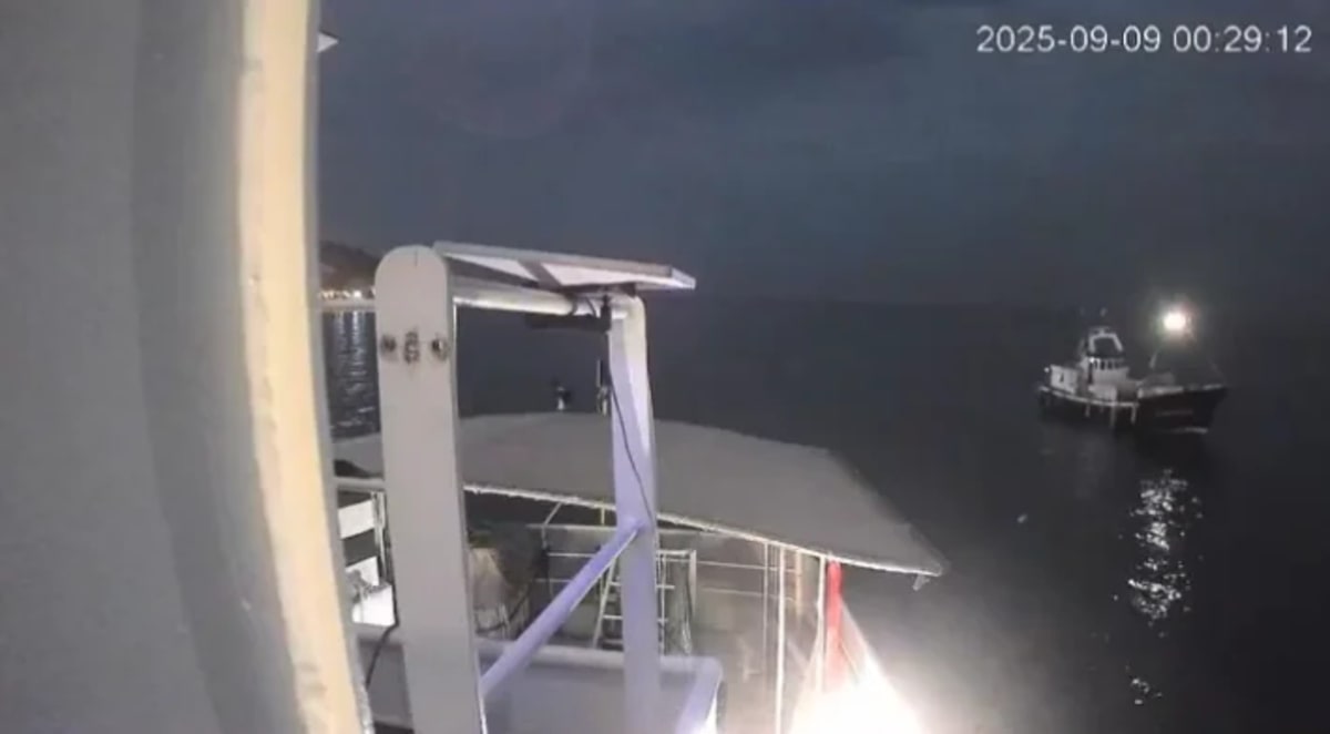 Embarcación de la Flotilla Sumud supuestamente atacada por un dron en el puerto tunecino de Sidi Bou Said