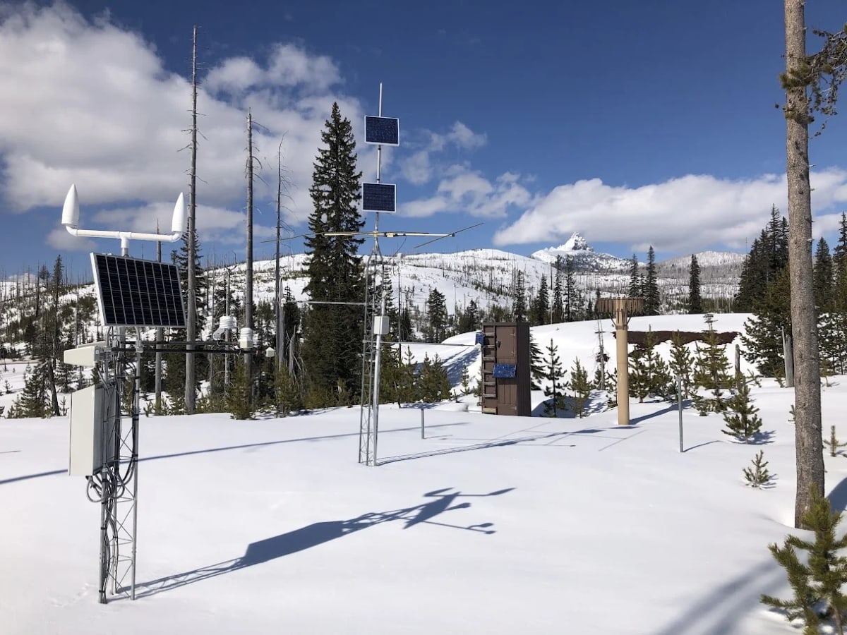 Estación automática en las Montañas Cascade de Oregón que mide la cantidad de agua en la nieve y variables climáticas